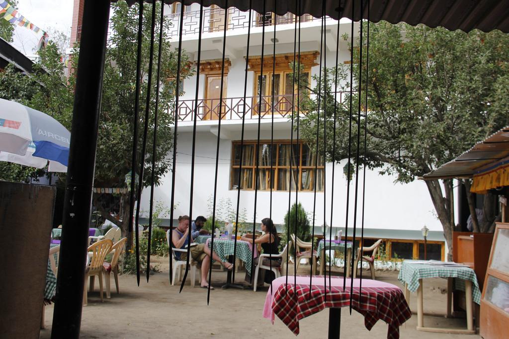 Mentokling Guest House And Garden Restaurant Leh Exterior foto